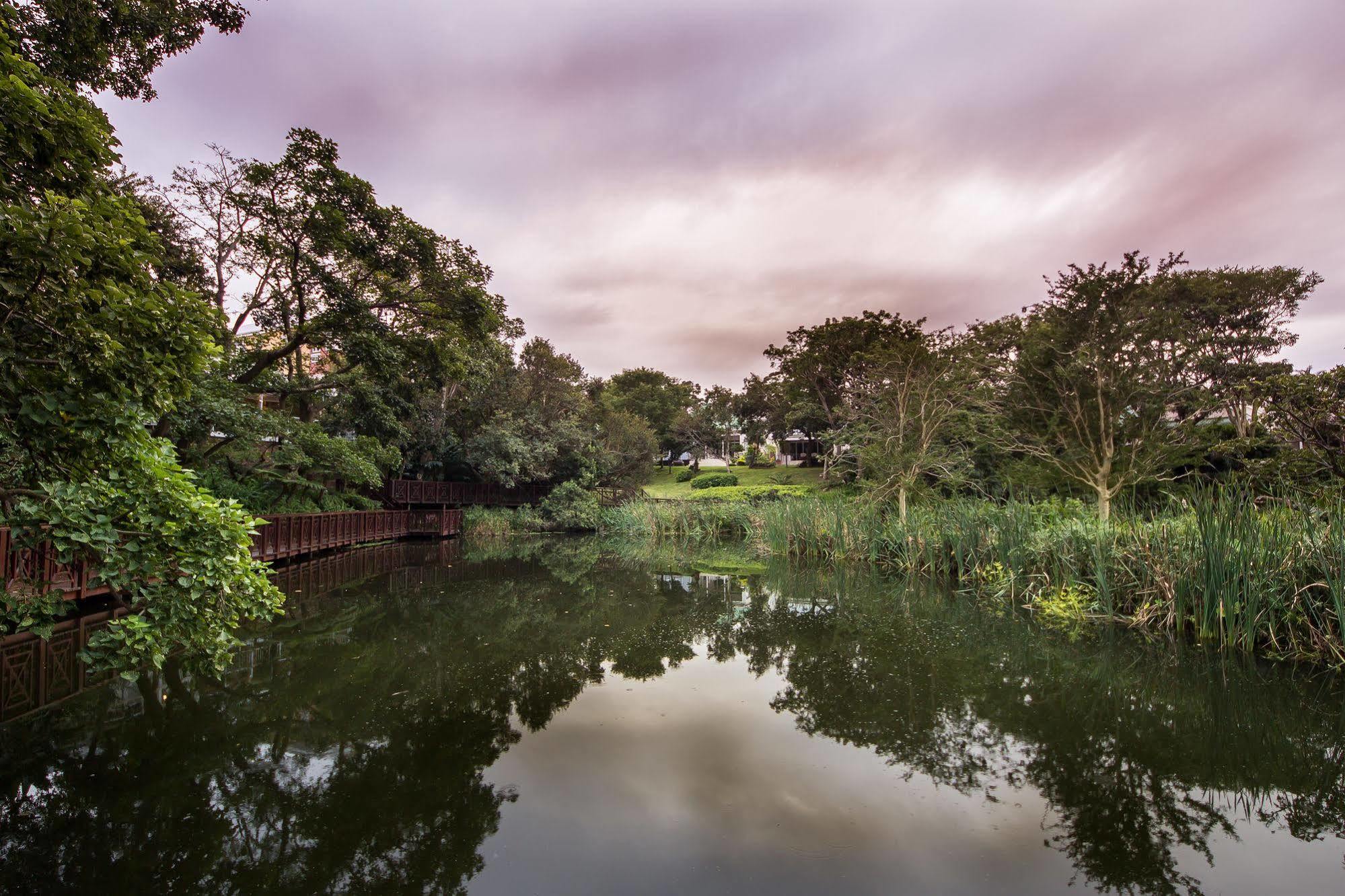 Quarry Lake Inn East London Bagian luar foto